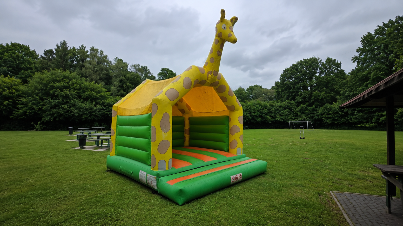 Giraffenhüpfburg auf der Wiese bei Wuttke in der Heide